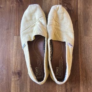 Yellow linen toms